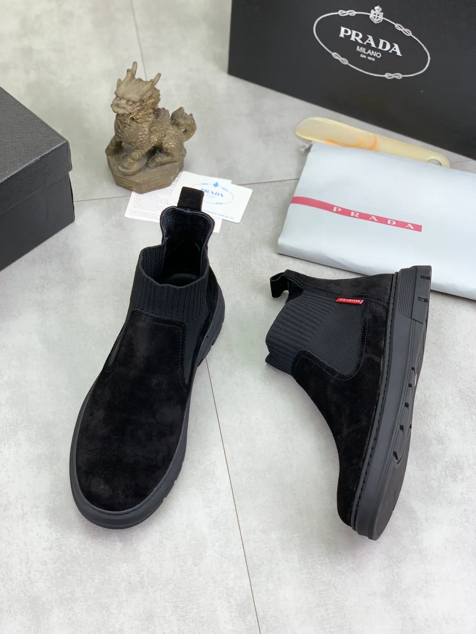 Men's shoes 💰P480 new style, sheepskin and velvet lining, new PRADA (Prada) high tops are on the market, new men's shoes, 😘 fabrics are selected from original imported calfskin. Soft sheepskin lining and warm fleece lining. The original version is awesome! 👍🏿Original open-molded non-slip PU outsole, with exquisite lines, simple and elegant, super comfortable and classy on foot, suitable for leisure travel. Code number:38-44